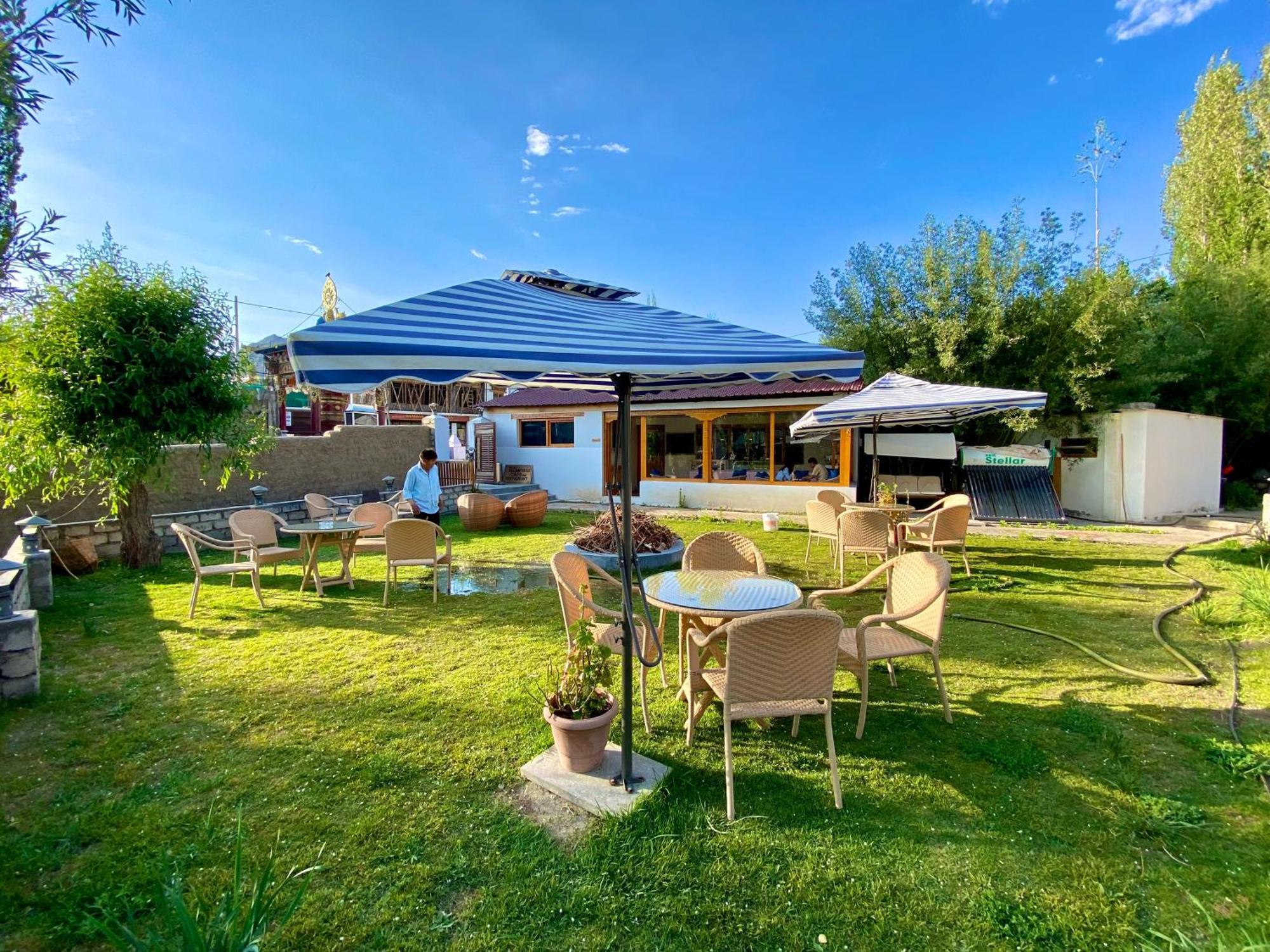 Hotel Palam Hills Лех Екстериор снимка