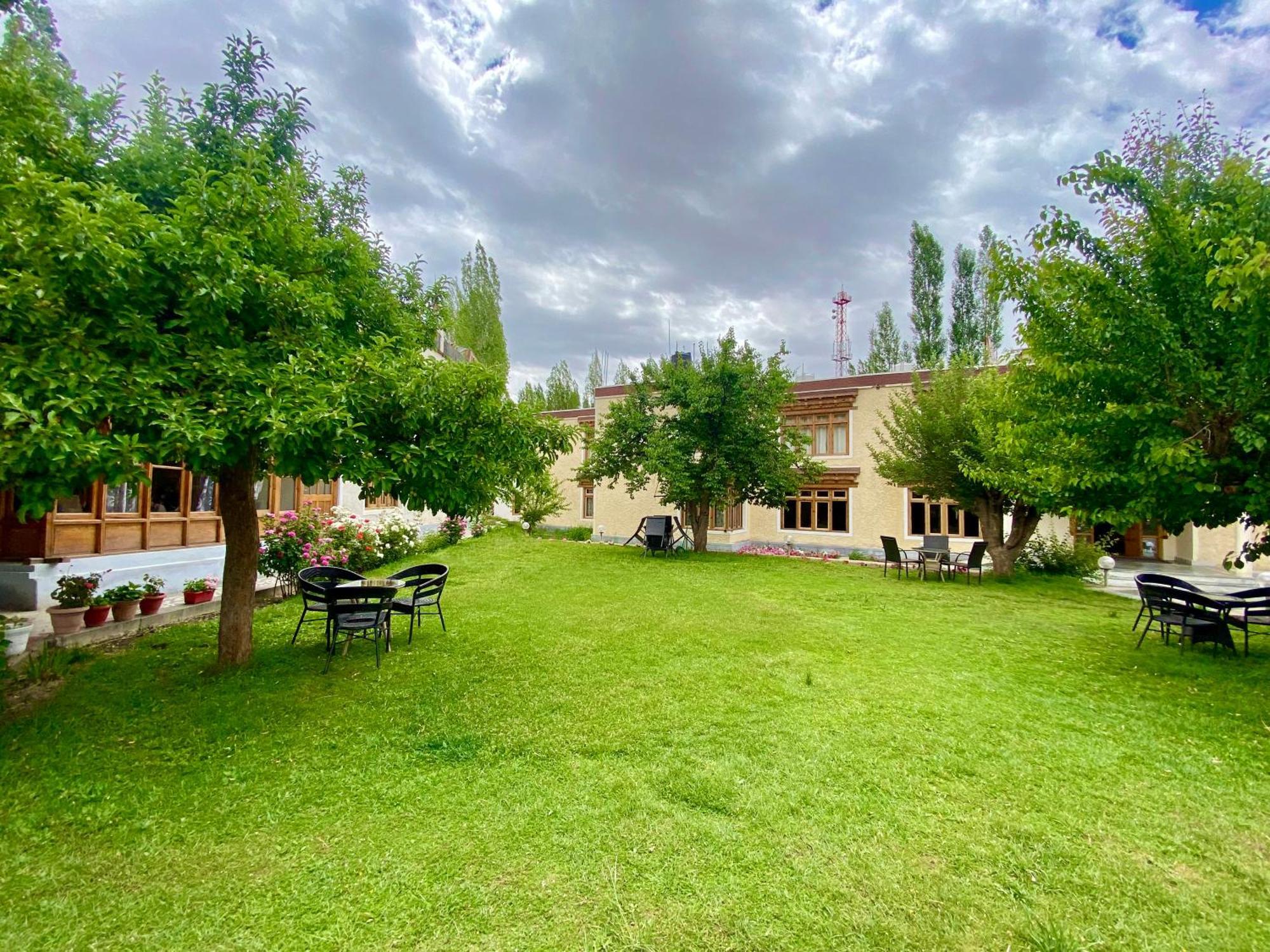 Hotel Palam Hills Лех Екстериор снимка