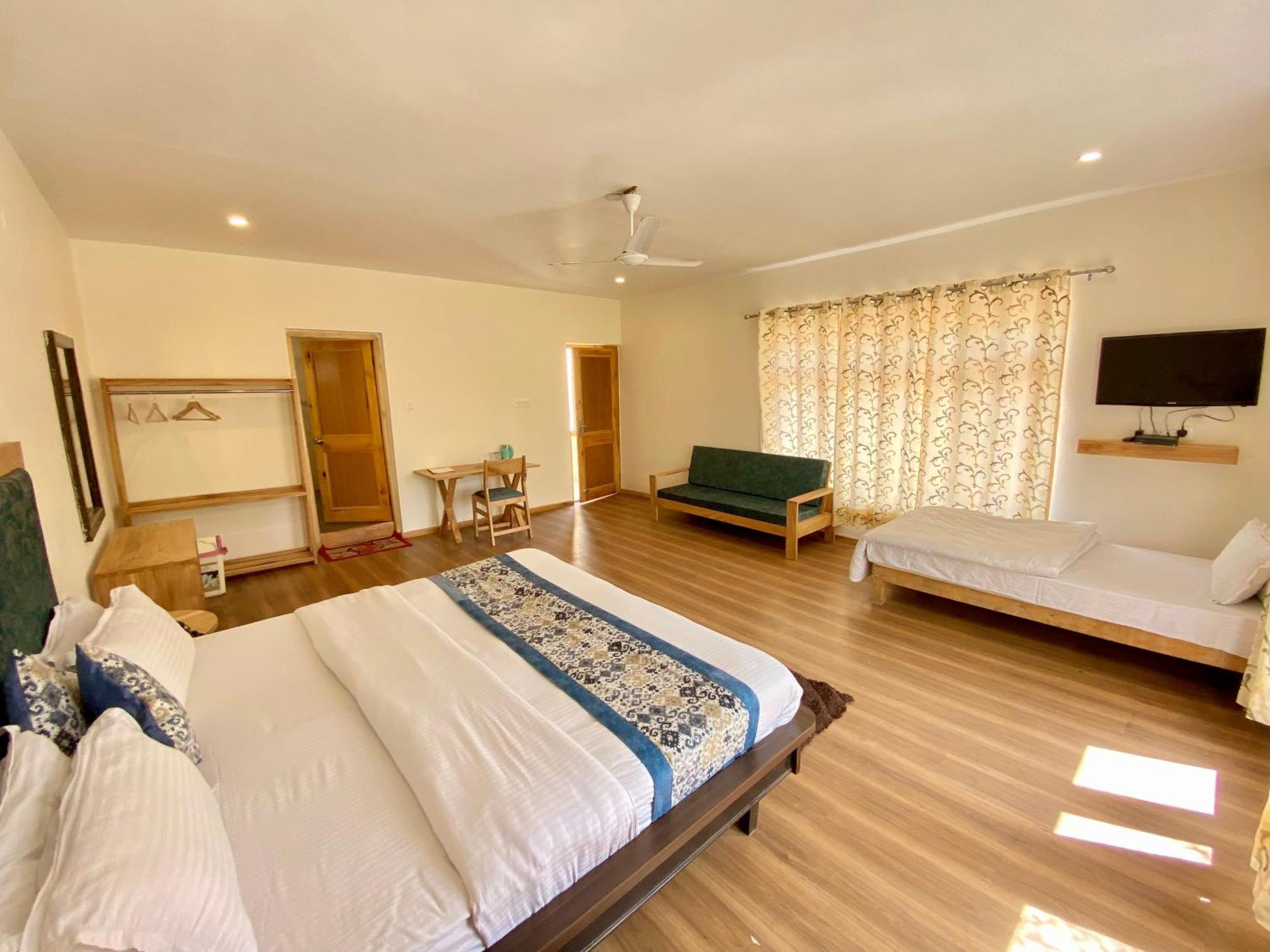 Hotel Palam Hills Лех Екстериор снимка